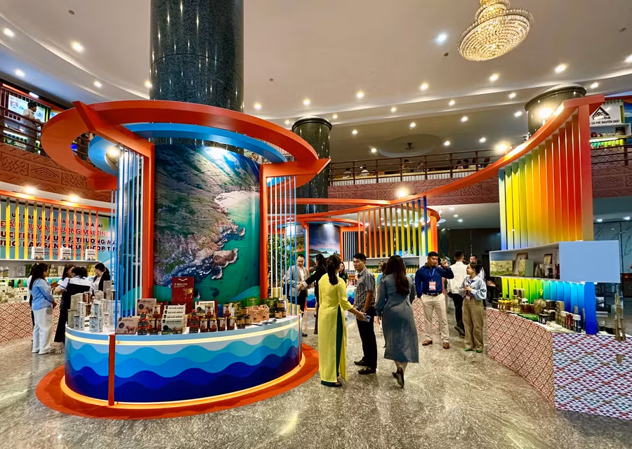 khong-gian-trien-lam-xuc-tien-dau-tu-thuong-mai-du-lich-ket-hop-trung-bay-san-pham-ocop-tinh-gia-lai-tai-hoi-nghi-xtdt-tinh-gia-lai-nam-2025-anh-ha-duy.jpg