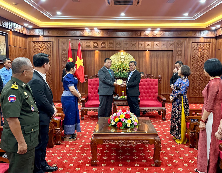 សមមិត្ត ហូ វ៉ាន់នៀន លេខាបក្សខេត្ត ប្រធានក្រុមប្រឹក្សាប្រជាជនខេត្ត ប្រគល់វត្ថុអនុស្សាវរីយ៍ជូនលោក សរ សុពុទ្ធា អភិបាលខេត្តស្ទឹងត្រែង (ព្រះរាជាណាចក្រកម្ពុជា)។ រូបថត៖ ហា ឌុយ dong-chi-ho-van-nien-bi-thu-tinh-uy-chu-tich-hdnd-tinh-tang-qua-luu-niem-cho-ngai-sor-soputra-tinh-truong-tinh-stung-treng-vuong-quoc-campuchia-anh-ha-duy.jpg