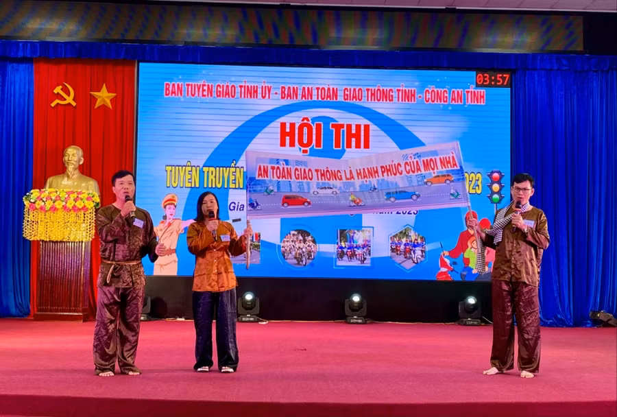 gia-lai-da-dang-hinh-thuc-tuyen-truyen-ve-an-toan-giao-thong-trong-do-co-tuyen-truyen-thong-qua-cac-hoi-thi-hoi-dien-anh-ha-duy-6164-8840.jpg