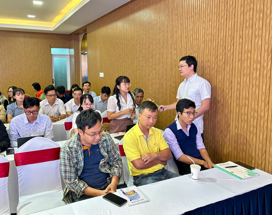 Các doanh nghiệp trao đổi trực tiếp với chuyên gia về các vấn đề liên quan đến áp dụng các tiêu chuẩn bền vững trong sản xuất, kinh doanh. Ảnh: Hà Duy cac-doanh-nghiep-trao-doi-truc-tiep-voi-chuyen-gia-ve-cac-van-de-lien-quan-den-ap-dung-cac-tieu-chuan-ben-vung-trong-san-xuat-kinh-doanh-anh-ha-duy.jpg