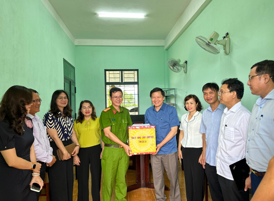 Phó Chủ tịch Thường trực HĐND tỉnh Trương Văn Đạt tặng quà của Tỉnh ủy, HĐND, UBND, Ủy ban MTTQ Việt Nam tỉnh cho các cơ quan, đơn vị của xã Ayun. Ảnh: Hà Duy pho-chu-tich-thuong-truc-hdnd-tinh-truong-van-dat-tham-tang-qua-cua-tinh-uy-hdnd-ubnd-uy-ban-mttq-viet-nam-tinh-cho-cac-co-quan-don-vi-cua-xa-ayun-anh-ha-duy.jpg