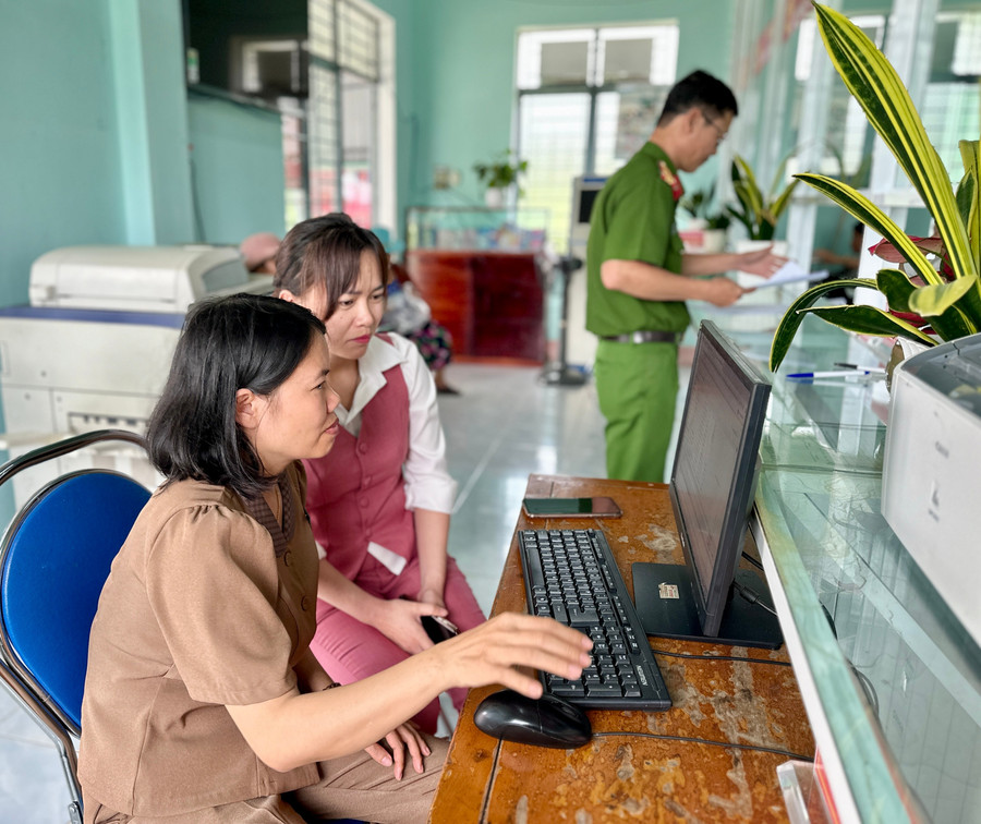 Cán bộ Trung tâm Phục vụ hành chính công xã Ayun hướng dẫn người dân nộp hồ sơ trực tuyến. Ảnh: Hà Duy can-bo-trung-tam-phuc-vu-hanh-chinh-cong-xa-ayun-huong-dan-nguoi-dan-nop-ho-so-truc-tuyen-anh-ha-duy.jpg