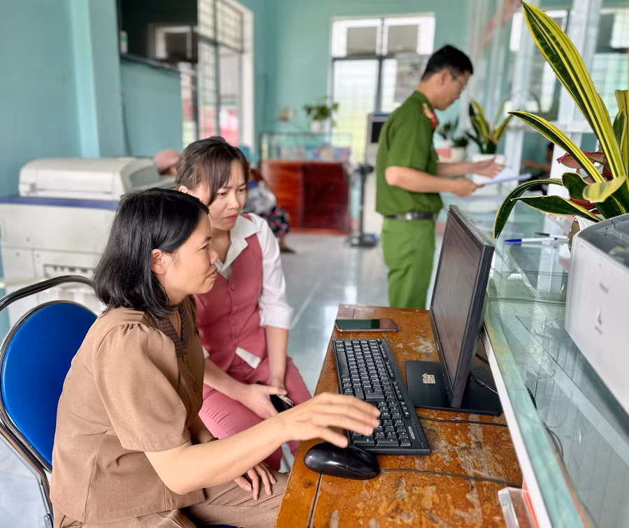 can-bo-trung-tam-phuc-vu-hanh-chinh-cong-xa-ayun-huong-dan-nguoi-dan-nop-ho-so-truc-tuyen-anh-ha-duy.jpg