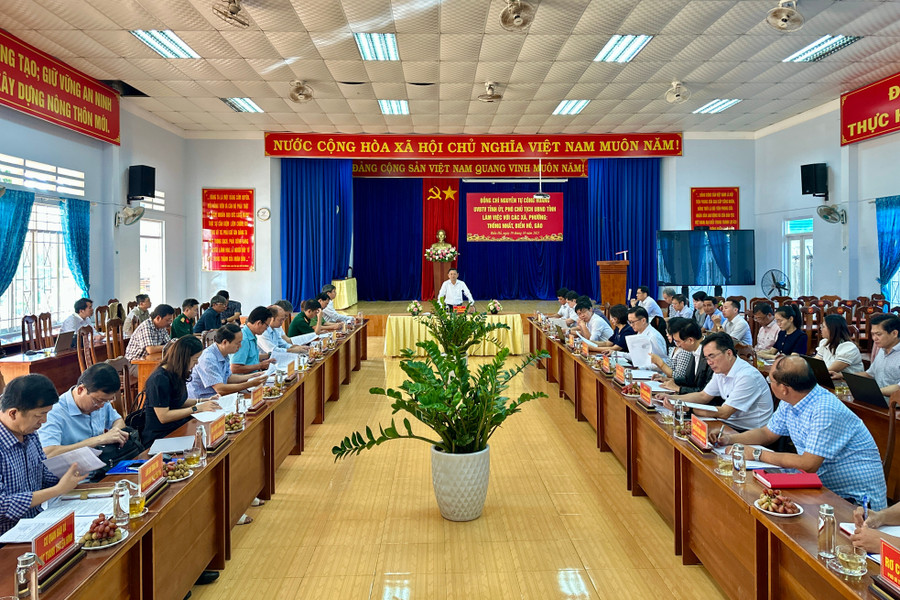 Quang cảnh buổi làm việc. Ảnh: Hà Duy quang-canh-buoi-lam-viec-tai-xa-bien-ho-anh-ha-duy.jpg