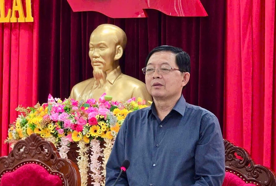 សមមិត្ត Ho Quoc Dung - សមាជិកគណៈកម្មាធិការមជ្ឈិមបក្ស លេខាគណៈកម្មាធិការបក្សខេត្ត ថ្លែងមតិក្នុងសន្និសីទ។ រូបថត៖ ហា ឌុយ dong-chi-ho-quoc-dung-uy-vien-ban-chap-hanh-trung-uong-dang-bi-thu-tinh-uy-phat-bieu-tai-hoi-nghi-anh-ha-duy.jpg