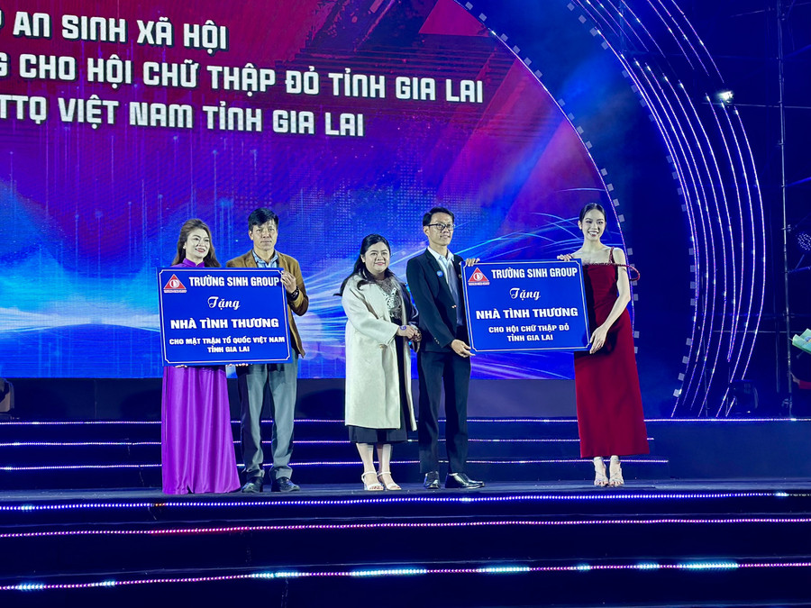 Trường Sinh Group trao tặng 2 căn nhà tình thương cho các hoàn cảnh khó khăn thông qua Hội Chữ thập đỏ tỉnh và Ủy ban Mặt trận Tổ quốc Việt Nam tỉnh. Ảnh: Hà Duy truong-sinh-group-trao-tang-2-can-nha-tinh-thuong-cho-cac-hoan-canh-kho-khan-thong-qua-hoi-chu-thap-do-tinh-va-uy-ban-mat-tran-to-quoc-viet-nam-tinh-anh-ha-duy.jpg