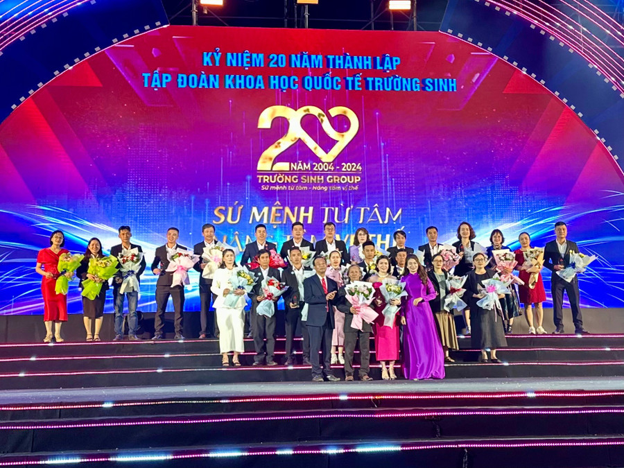 Trường Sinh Group vinh danh những người lao động đã có thâm niên gắn bó và hoàn thành xuất sắc nhiệm vụ với Công ty. Ảnh: Hà Duy truong-sinh-group-vinh-danh-nhung-nguoi-lao-dong-da-co-tham-nien-gan-bo-va-hoan-thanh-xuat-sac-nhiem-vu-voi-cong-ty-anh-ha-duy.jpg