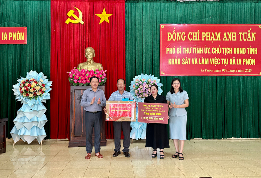 Mỗi xã biên giới được Chủ tịch UBND tỉnh Phạm Anh Tuấn tặng quà và 10 bộ máy tính. Ảnh: Hà Duy 3-moi-xa-bien-gioi-duoc-chu-tich-ubnd-tinh-pham-anh-tuan-tang-qua-va-10-bo-may-tinh-anh-ha-duy.jpg