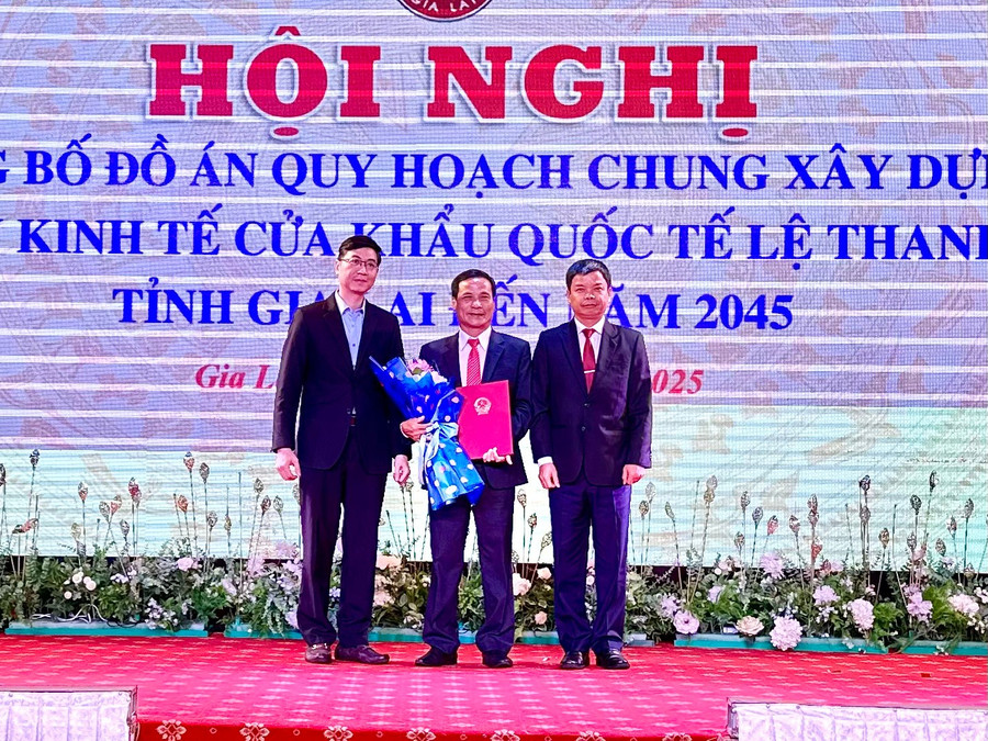 Cục phó Cục Đầu tư Nước ngoài Trương Minh và Phó Chủ tịch UBND tỉnh Nguyễn Hữu Quế trao Quyết định số 1074/QĐ-TTg của Thủ tướng Chính phủ về phê duyệt Đồ án Quy hoạch chung xây dựng Khu kinh tế cửa khẩu quốc tế Lệ Thanh, tỉnh Gia Lai đến năm 2045. Ảnh: Hà Duy tempimagesbkpj6.jpg