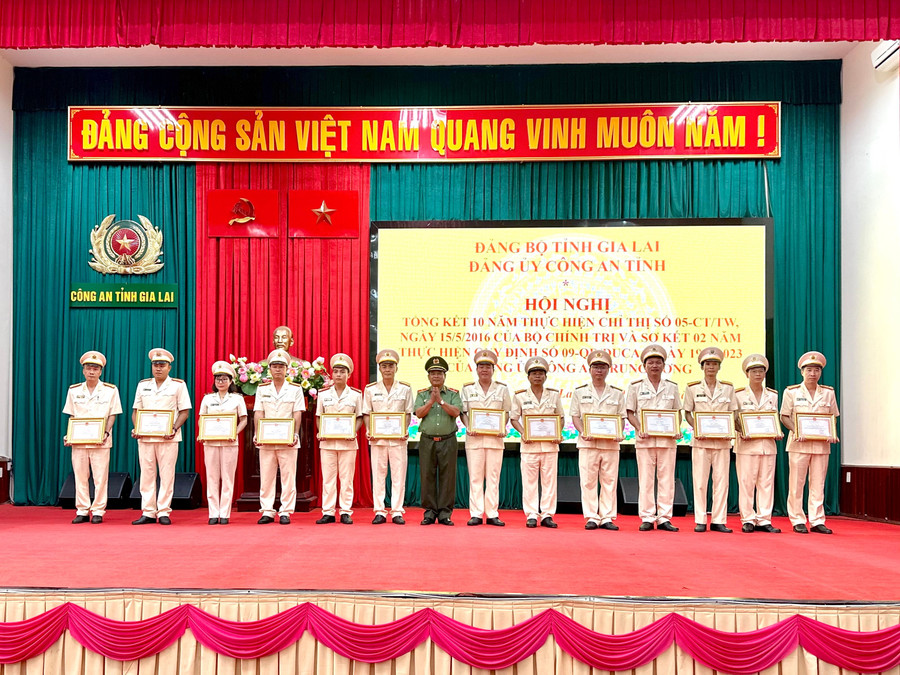 លេខាបក្ស និងជាប្រធាននាយកដ្ឋាននគរបាលខេត្ត Rah Lan Lam ប្រគល់ប័ណ្ណសរសើរដល់សមូហភាព និងបុគ្គលដែលមានស្នាដៃឆ្នើមក្នុងការសិក្សា និងអនុវត្តតាមមនោគមវិជ្ជា សីលធម៌ និងរចនាបទរបស់ហូជីមិញក្នុងឆ្នាំ ២០២៥។ រូបថត៖ Ha Duy dong-chi-bi-thu-dang-uy-giam-doc-cong-an-tinh-rah-lan-lam-trao-giay-khen-cho-cac-ca-nhan-tap-the-co-thanh-tich-xuat-sac-anh-ha-duy-4860.jpg