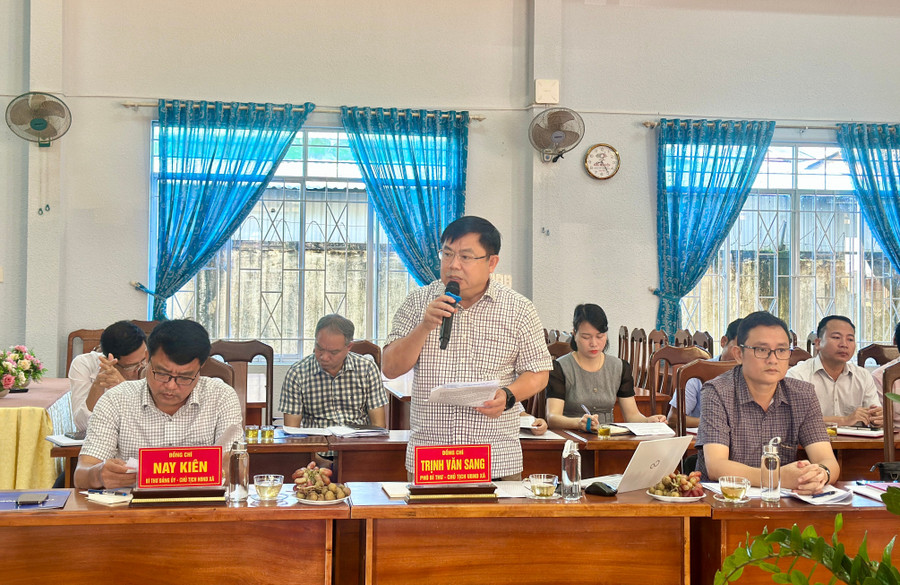 Chủ tịch UBND xã Biển Hồ Trịnh Văn Sang báo cáo tại buổi làm việc. Ảnh: Hà Duy chu-tich-ubnd-xa-bien-ho-trinh-van-sang-bao-cao-tai-buoi-lam-viec-anh-ha-duy.jpg