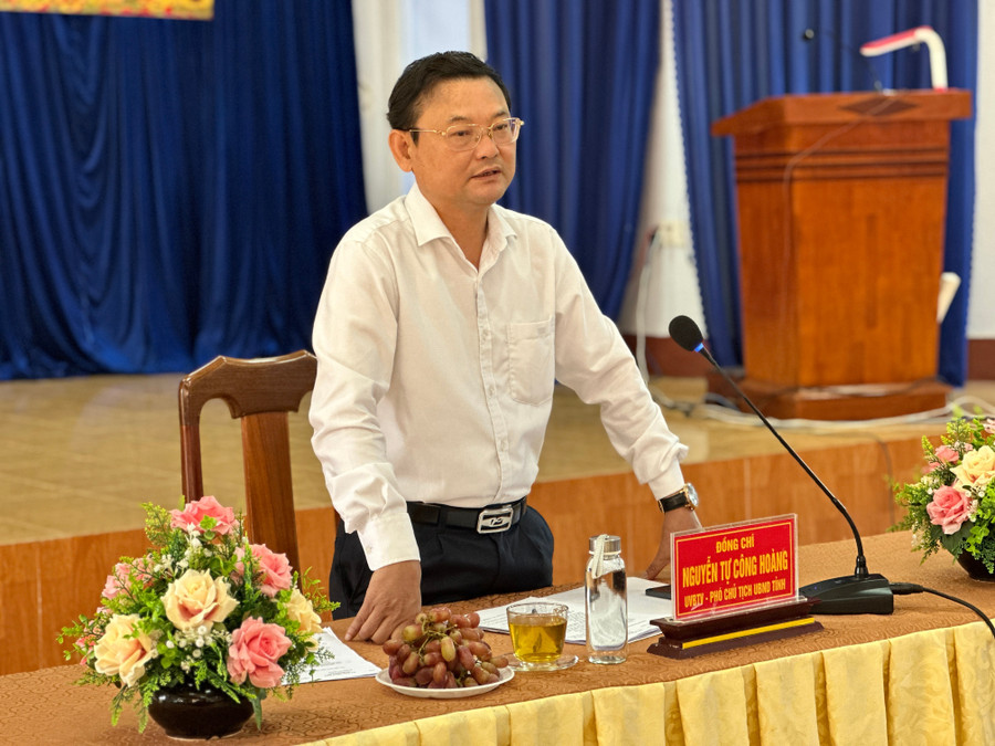 Phó Chủ tịch UBND tỉnh Nguyễn Tự Công Hoàng phát biểu tại buổi làm việc. Ảnh: Hà Duy pho-chu-tich-ubnd-tinh-nguyen-tu-cong-hoang-phat-bieu-ket-luan-tia-buoi-lam-viec-voi-cac-xa-bien-ho-gao-phuong-thong-nhat-anh-ha-duy.jpg