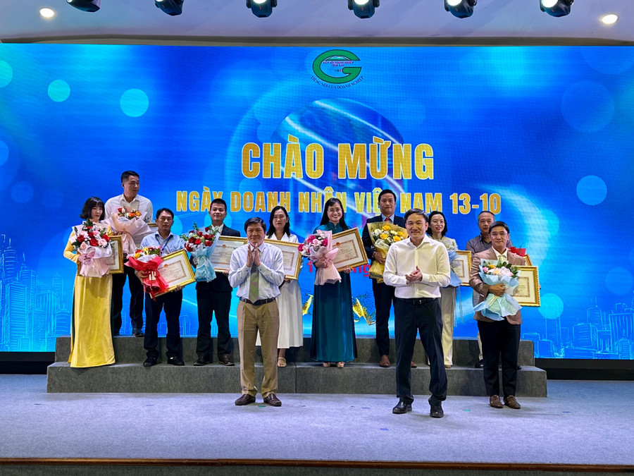 Phó Chủ tịch Thường trực HĐND tỉnh Trương Văn Đạt (đứng trước, bên trái) cùng Phó Chủ tịch UBND tỉnh Nguyễn Tuấn Anh trao bằng khen của Chủ tịch UBND tỉnh cho các tập thể vì có thành tích xuất sắc trong hoạt động sản xuất kinh doanh giai đoạn 2024-2025. Ảnh: Hà Duy 4-cac-tap-the-duoc-chu-tich-ubnd-tinh-tang-bang-khen-da-co-thanh-tich-xuat-sac-trong-hoat-dong-san-xuat-kinh-doanh-giai-doan-2024-2025-anh-ha-duy.jpg