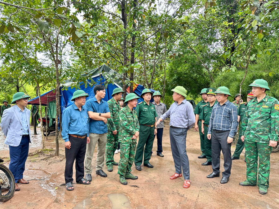 Chủ tịch UBND tỉnh Phạm Anh Tuấn yêu cầu cán bộ, chiến sĩ bộ đội biên phòng phải có “nghệ thuật” trong công tác ngoại giao với nước bạn: “có tiến, có lui, có cứng, có mềm”. Ảnh: Hà Duy img-4181.jpg