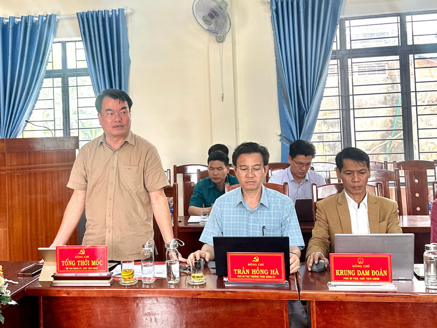 Đồng chí Tổng Thới Mốc-Bí thư Đảng ủy, Chủ tịch HĐND xã Ia Hrung báo cáo tại buổi làm việc. Ảnh: Hà Duy dong-chi-tong-thoi-moc-bi-thu-dang-uy-chu-tich-hdnd-xa-ia-hrung-bao-cao-tai-buoi-lam-viec-anh-ha-duy.jpg