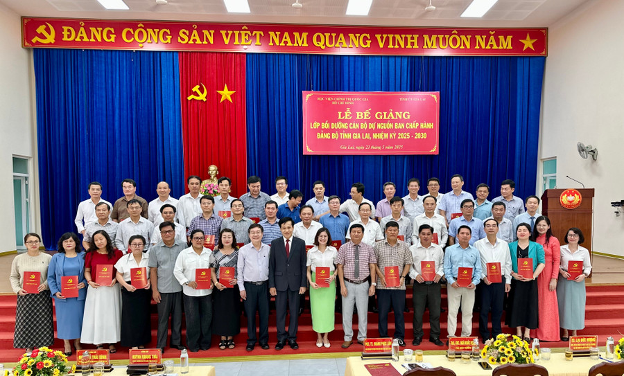 Các học viên chụp hình lưu niệm với các giảng viên Học viện Chính trị Quốc gia Hồ Chí Minh. Ảnh: Hà Duy 43-hoc-vien-da-hoan-thanh-xuat-sac-lop-boi-duong-can-bo-du-nguon-ban-chap-hanh-dang-bo-tinh-gia-lai-khoa-xvii-nhiem-ky-2025-2030-anh-ha-duy.jpg