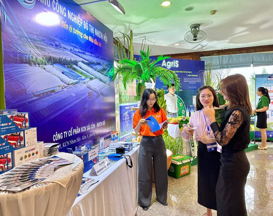 Gian hàng kêu gọi, thu hút các nhà đầu tư vào Khu công nghiệp đô thị Nhơn Hội của Công ty cổ phần KCN Sài Gòn - Nhơn Hội. Ảnh: Hà Duy gian-hang-keu-goi-thu-hut-cac-nha-dau-tu-vao-khu-cong-nghiep-do-thi-nhon-hoi-anh-ha-duy.jpg