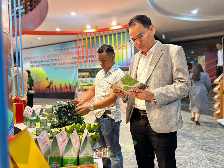 Gian hàng trưng bày các sản phẩm của Công ty cổ phần Chè Bàu Cạn (xã Bàu Cạn). Ảnh: Hà Duy gian-hang-trung-bay-cac-san-pham-cua-cong-ty-co-phan-che-bau-can-xa-bau-can-anh-ha-duy.jpg