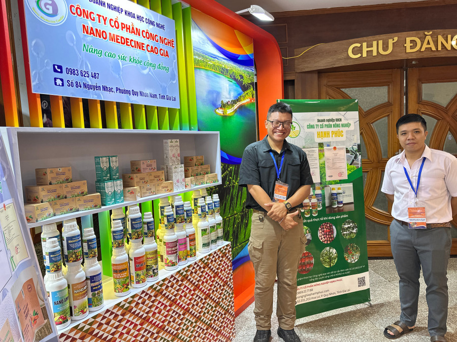 Các sản phẩm nâng cao sức khỏe của Công ty cổ phần Công nghệ Nano Medecine Cao Gia (phường Quy Nhơn Nam) được trưng bày tại triển lãm . Ảnh: Hà Duy gian-hang-trung-bay-cac-san-pham-nang-cao-suc-khoe-cua-cong-ty-co-phan-cong-nghe-nano-medecine-cao-gia-phuong-quy-nhon-nam-anh-ha-duy.jpg