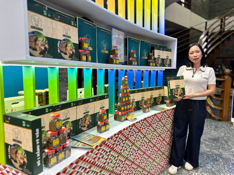 Gian hàng trưng bày sản phẩm bò một nắng và muối kiến đạt 3 sao cấp tỉnh của cơ sở Tý Vân (xã Phú Túc). Ảnh: Hà Duy gian-hang-trung-bay-san-pham-bo-mot-nang-va-muoi-kien-dat-3-sao-cap-tinh-cua-co-so-ty-van-xa-phu-tuc-anh-ha-duy.jpg