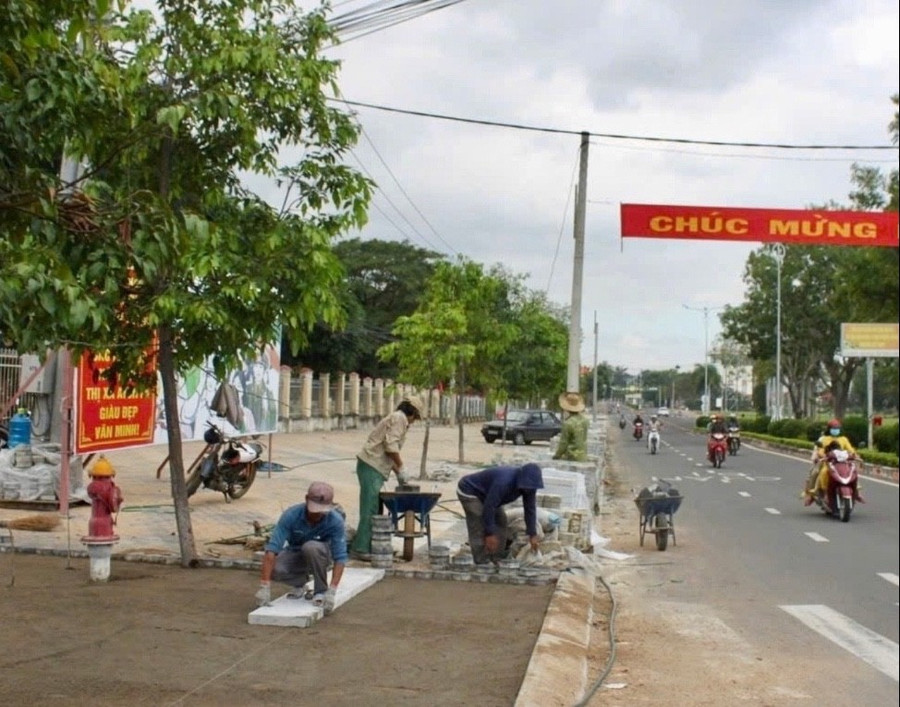Dự án cải tạo vỉa hè đường Nguyễn Huệ (phường Đoàn Kết, thị xã Ayun Pa) góp phần chỉnh trang đô thị. Ảnh: V.C cong-trinh-duong-nguyen-hue-noi-dai-do-ban-quan-ly-du-an-dau-tu-xay-dung-thi-xa-ayun-pa-lam-chu-dau-tu-dang-duoc-thi-cong-giup-dien-mao-do-thi-them-khang-trang-2-7801-1950.jpg