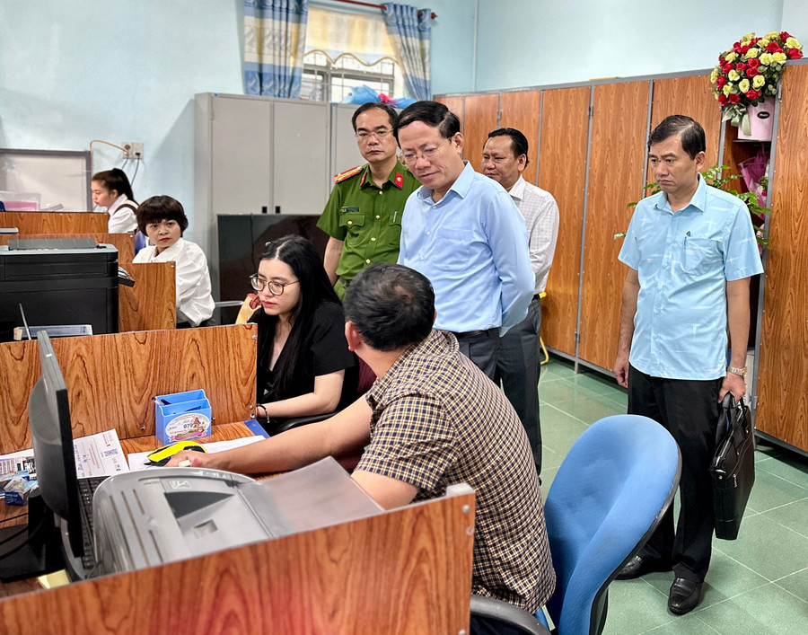 Chủ tịch UBND tỉnh Phạm Anh Tuấn kiểm tra hoạt động chính quyền cơ sở tại xã Hra. Ảnh: Hà Duy pho-bi-thu-tinh-uy-chu-tich-ubnd-tinh-pham-anh-tuan-da-den-tham-va-kiem-tra-hoat-dong-chinh-quyen-co-so-tai-xa-hra-anh-ha-duy.jpg