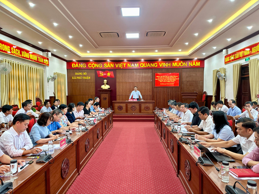 Quang cảnh buổi làm việc. Ảnh: Hà Duy quang-canh-buoi-lam-viec-cua-pho-chu-tich-ubnd-tinh-nguyen-tu-cong-hoang-voi-cac-xa-phu-thien-chu-a-thai-ia-rbol-va-ia-sao-anh-ha-duy.jpg