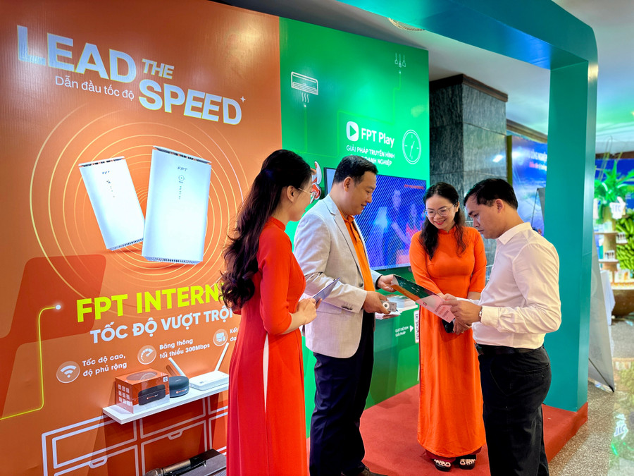 Đến với triển lãm, Tập đoàn FPT giới thiệu các sản phẩm nổi bật như Internet tốc độ cao; kho giải trí không giới hạn; các chuyên ngành đào tạo liên quan đến AI... Ảnh: Hà Duy img-3491.jpg
