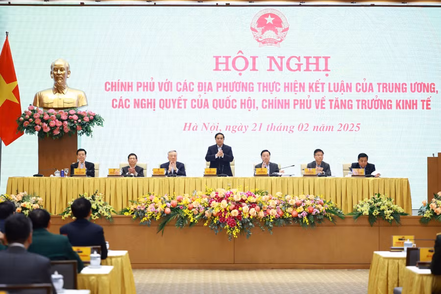 dong-chi-pham-minh-chinh-uy-vien-bo-chinh-tri-thu-tuong-chinh-phu-da-chu-tri-hoi-nghi-chinh-phu-voi-cac-dia-phuong-ve-tang-truong-kinh-te-anh-vgp.jpg