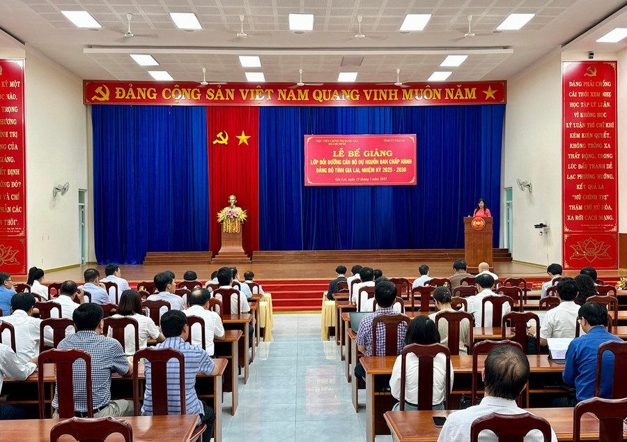 Ban Thường vụ Tỉnh ủy Gia Lai phối hợp với Học viện Chính trị Quốc gia Hồ Chí Minh tổ chức lễ bế giảng lớp bồi dưỡng cán bộ dự nguồn Ban Chấp hành Đảng bộ tỉnh Gia Lai khóa XVII, nhiệm kỳ 2025-2030. Ảnh: Hà Duy quang-canh-le-be-giang-lop-boi-duong-can-bo-du-nguon-ban-chap-hanh-dang-bo-tinh-gia-lai-nhiem-ky-2025-2030-anh-ha-duy.jpg