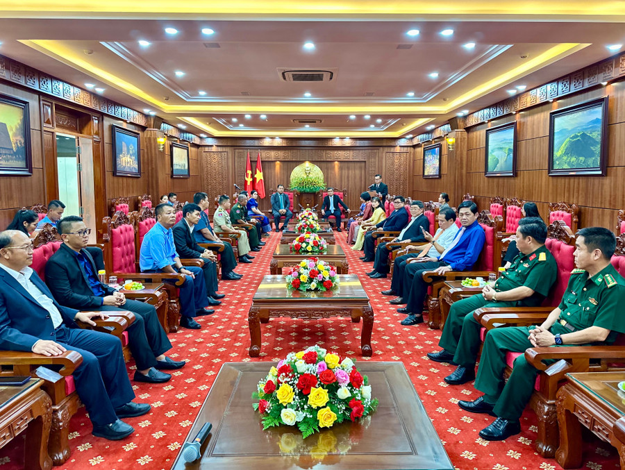 ទិដ្ឋភាពនៃពិធីទទួលជួបសំណេះសំណាលរវាងថ្នាក់ដឹកនាំខេត្ត និងគណៈប្រតិភូជាន់ខ្ពស់ខេត្តស្ទឹងត្រែង។ រូបថត៖ ហា ឌុយ quang-canh-buoi-tiep-xa-giao-cua-lanh-dao-tinh-voi-doan-dai-bieu-cap-cao-tinh-stung-treng-anh-ha-duy.jpg