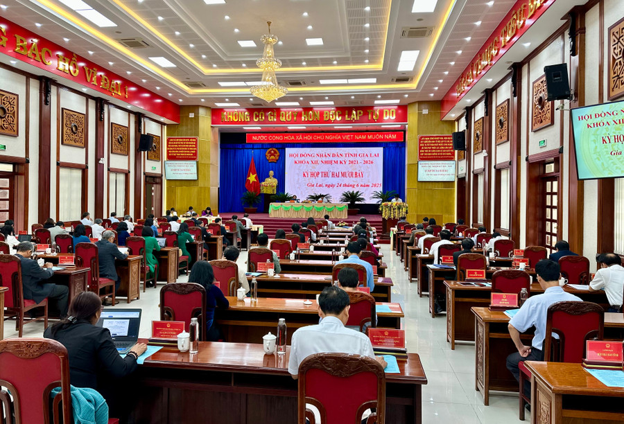 Kỳ họp thứ hai mươi bảy HĐND tỉnh Gia Lai khoá XII, nhiệm kỳ 2021-2026 cũng thông qua việc bãi bỏ một số Nghị quyết của HĐND tỉnh. Ảnh: Hà Duy quang-canh-ky-hop-thu-hai-muoi-bay-hdnd-tinh-khoa-xii-nhiem-ky-2021-2026-anh-ha-duy.jpg
