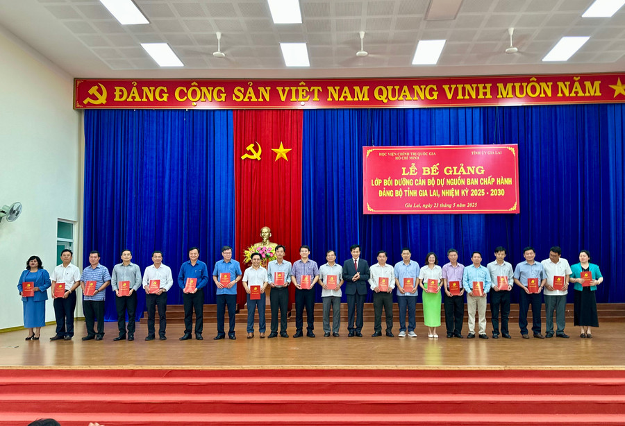 Các học viên được cấp giấy chứng nhận hoàn thành khóa học. Ảnh: Hà Duy cac-hoc-vien-duoc-cap-giay-chung-nhan-hoan-thanh-khoa-hoc-anh-ha-duy.jpg