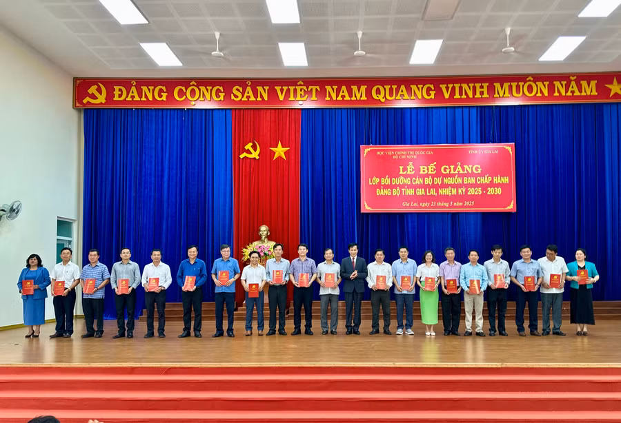 cac-hoc-vien-duoc-cap-giay-chung-nhan-hoan-thanh-khoa-hoc-anh-ha-duy.jpg