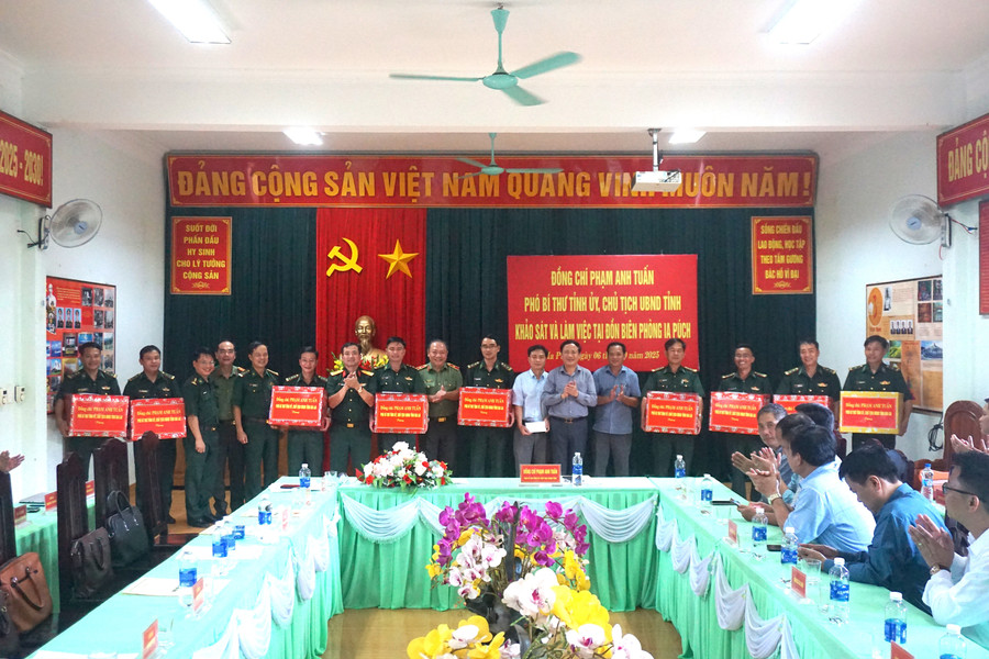 Chủ tịch UBND tỉnh Phạm Anh Tuấn tặng quà cho các đồn Biên phòng. Ảnh: Hà Duy dong-chi-chu-tich-ubnd-tinh-pham-anh-tuan-tang-qua-cho-cac-don-bien-phong-anh-ha-duy.jpg