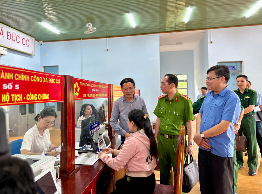 Chủ tịch UBND tỉnh Phạm Anh Tuấn kiểm tra Trung tâm Phục vụ Hành chính công xã Ia Dom. Ảnh: H.D chu-tich-ubnd-tinh-pham-anh-tuan-kiem-tra-cong-tac-giai-quyet-tthc-tai-trung-tam-phuc-vu-hanh-chinh-cong-xa-duc-co-anh-ha-duy.jpg
