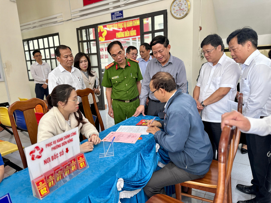 Chủ tịch UBND tỉnh Phạm Anh Tuấn kiểm tra việc giải quyết thủ tục hành chính tại Trung tâm Phục vụ hành chính công phường Diên Hồng. Ảnh: Hà Duy chu-tich-ubnd-tinh-pham-anh-tuan-kiem-tra-tai-trung-tam-phuc-vu-hanh-chinh-cong-phuong-dien-hong-anh-ha-duy.jpg