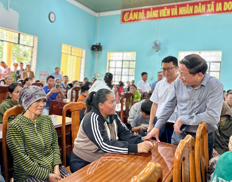 Chủ tịch UBND tỉnh Phạm Anh Tuấn trò chuyện với bà con xã Ia Dom. Ảnh: Hà Duy chu-tich-ubnd-tinh-pham-anh-tuan-tro-chuyen-voi-ba-con-xa-ia-dom-anh-ha-duy.jpg