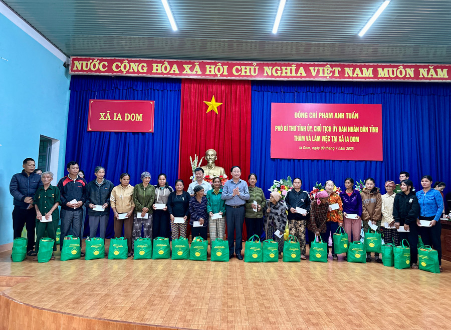 Chủ tịch UBND tỉnh Phạm Anh Tuấn tặng quà cho người dân có hoàn cảnh khó khăn trên địa bàn xã Ia Dom. Ảnh: Hà Duy chu-tich-ubnd-tinh-pham-anh-tuan-tang-qua-cho-nguoi-dan-co-hoan-canh-kho-khan-tren-dia-ban-xa-ia-dom-anh-ha-duy.jpg