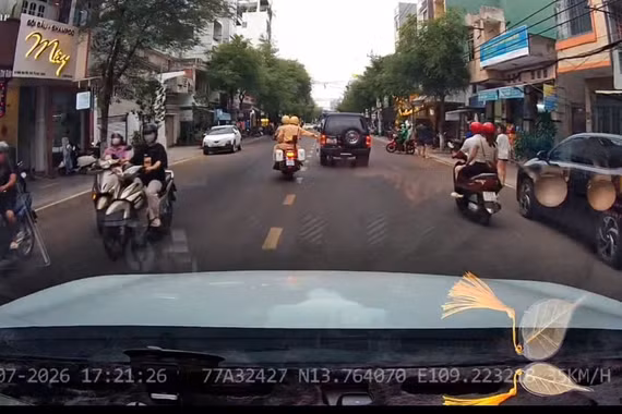 CSGT Gia Lai mở đường đưa nạn nhân bị đứt lìa cánh tay do tai nạn lao động đi cấp cứu kịp thời