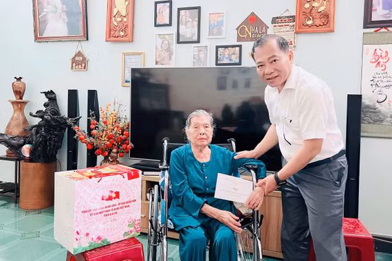 Bí thư Đảng ủy phường Diên Hồng thăm, tặng quà người có công với cách mạng