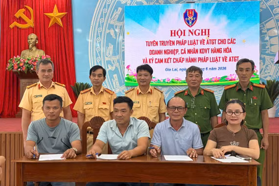 100 doanh nghiệp, cá nhân ký cam kết chấp hành trật tự, an toàn giao thông