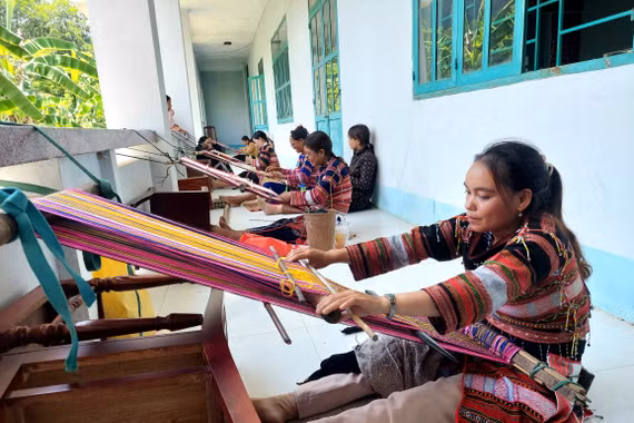 Đinh Thị Rên - Người giữ lửa thổ cẩm Bahnar ở làng Cam