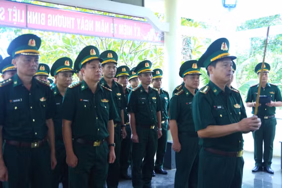 Lực lượng Công an và Bộ đội Biên phòng tỉnh Gia Lai dâng hương tưởng niệm các anh hùng liệt sĩ