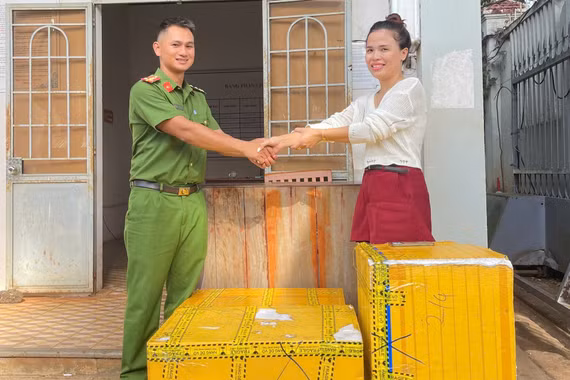 Công an xã Chư Sê trao trả tài sản trị giá hơn 300 triệu đồng cho người dân