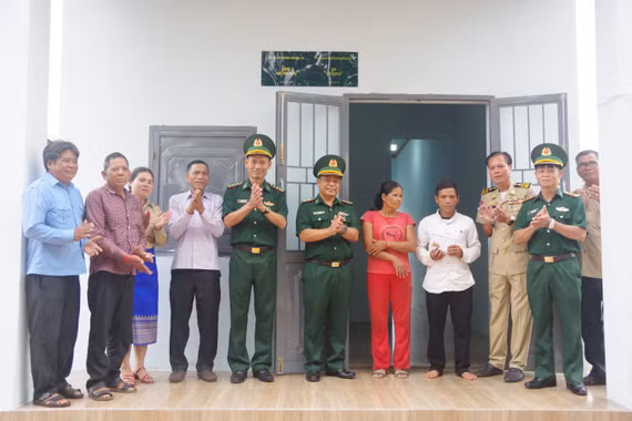 Gia Lai: Bàn giao "Nhà Hữu nghị" và tặng bò giống cho người dân khu vực biên giới