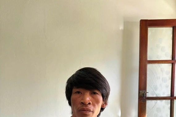 Đối tượng bị truy nã về hai tội danh ra đầu thú