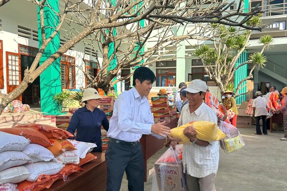 Thăm, tặng quà Tết cho gia đình chính sách, hộ nghèo xã đảo Nhơn Châu