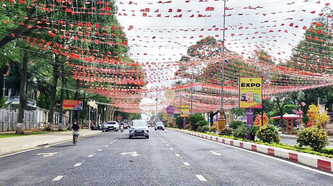 TP. Buôn Ma Thuột trở thành đầu tàu kinh tế của Tây Nguyên. mot-con-duong-tai-tp-buon-ma-thuot-ruc-ro-sac-do-cua-co-do-sao-vang.jpg