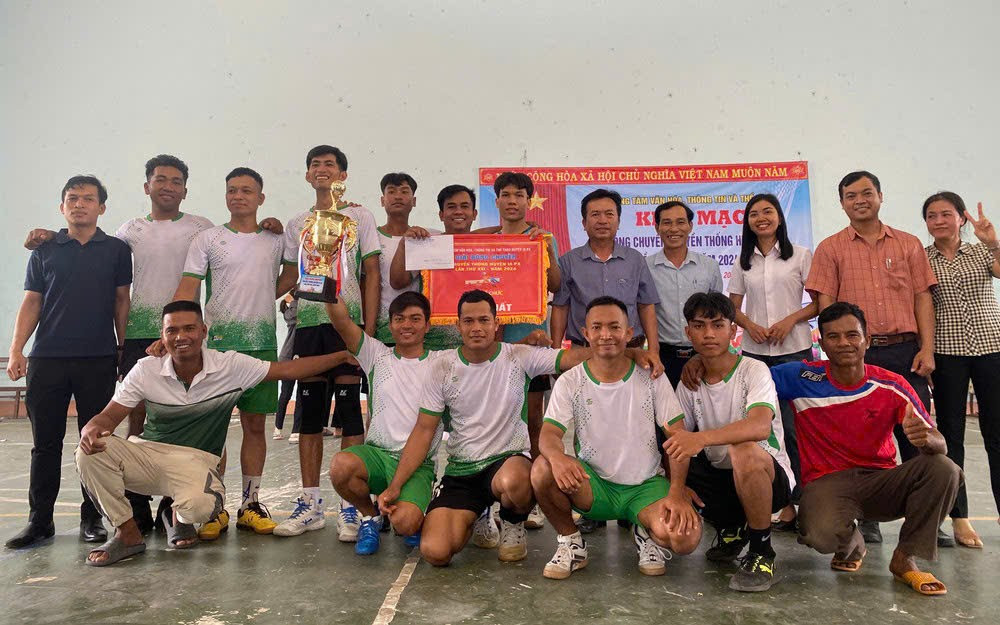 Xã Ia Mrơn giành chức vô địch Giải Bóng chuyền truyền thống huyện Ia Pa lần thứ XXI-2024. Ảnh: MAI LINH doi-bong-chuyen-xa-ia-mron-vo-dich-giai-bong-chuyen-truyen-thong-huyen-ia-pa-lan-thu-xxi-nam-2024-anh-mai-linh.jpg